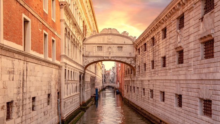 Quel est le lien entre le Pont des Soupirs et le Palais des Doges à Venise ?