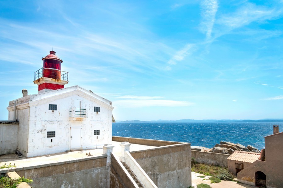 Quelles sont les différentes options de bateaux pour se rendre aux îles Lavezzi ?