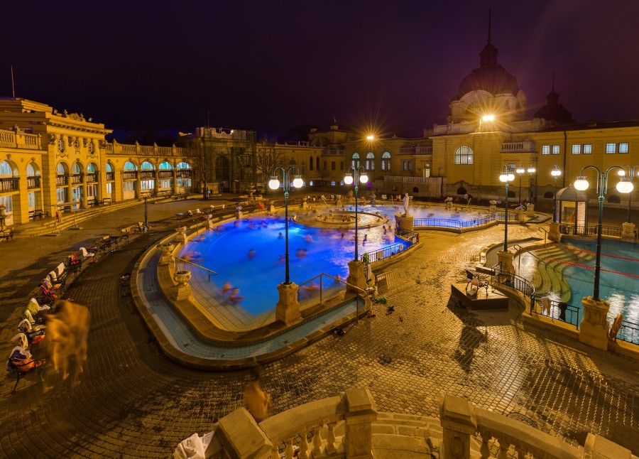 Quels services sont offerts aux thermes Széchenyi à Budapest ?